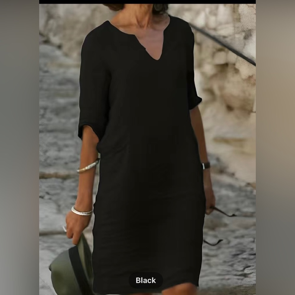 Black sleeve dress.